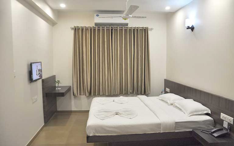 Deluxe AC Hotel in Kudal